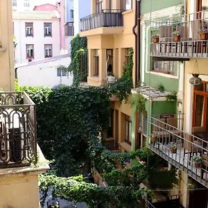  Hostel Chambers Of The Boheme